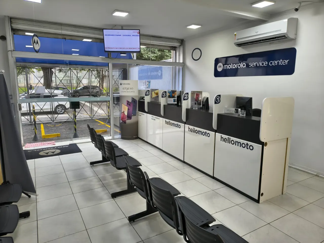 Interior da loja HLA Services com balcões de atendimento oficiais Motorola