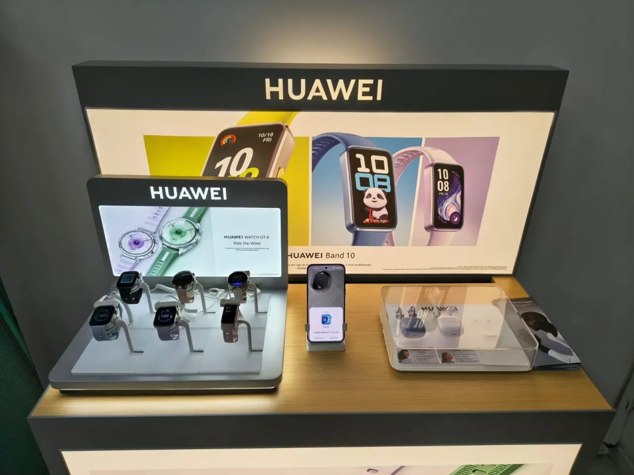 Display oficial Huawei com smartwatches e pulseiras inteligentes em exposição